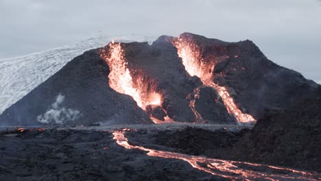 volcán que escupe lava en islandia, magma en erupción del cráter, fagradalsfjall