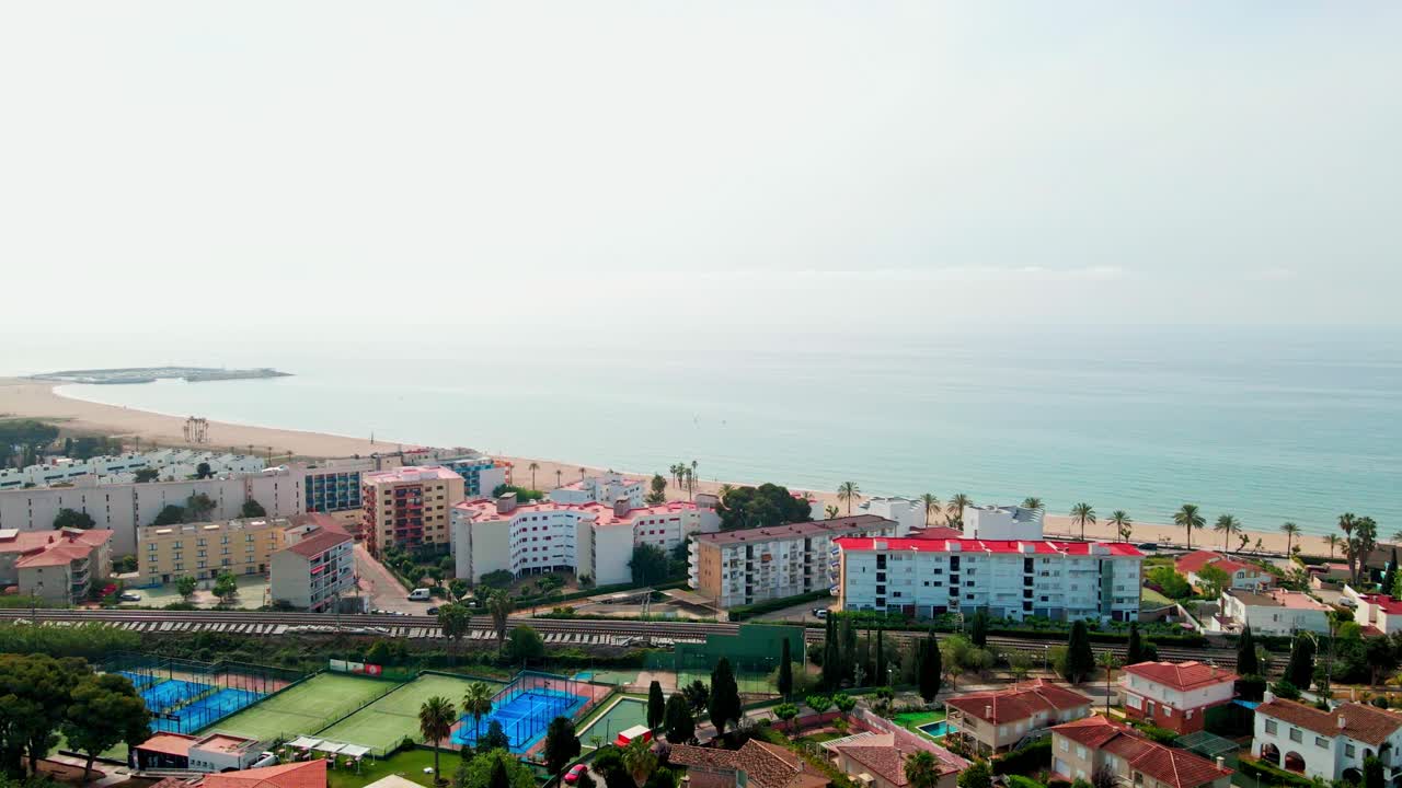 imágenes aéreas de drones en 4k de coma-ruga, una pintoresca ciudad en españa, durante la vibrante primavera