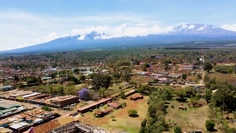 Pueblo-Rural-De-Kenia-Con-El-Kilimanjaro-Al-Fondo