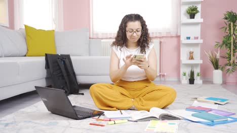 estudiante a la que le gusta la aplicación móvil.