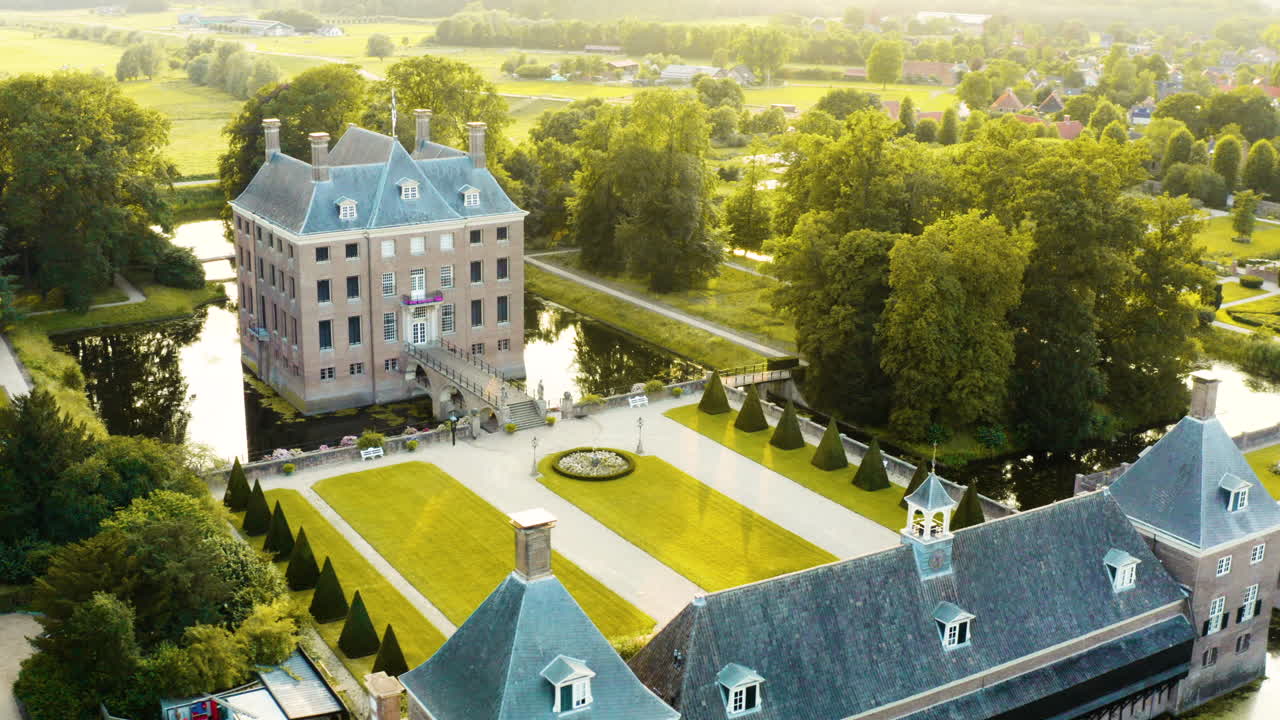 네덜란드의 유서 깊은 수상 성의 멋진 전망