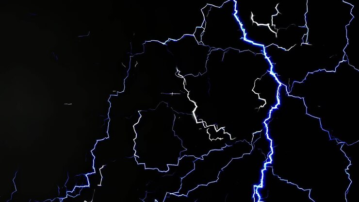 Video dinamico di fulmini blu elettrico su sfondo scuro, ripresi da un angolo frontale
