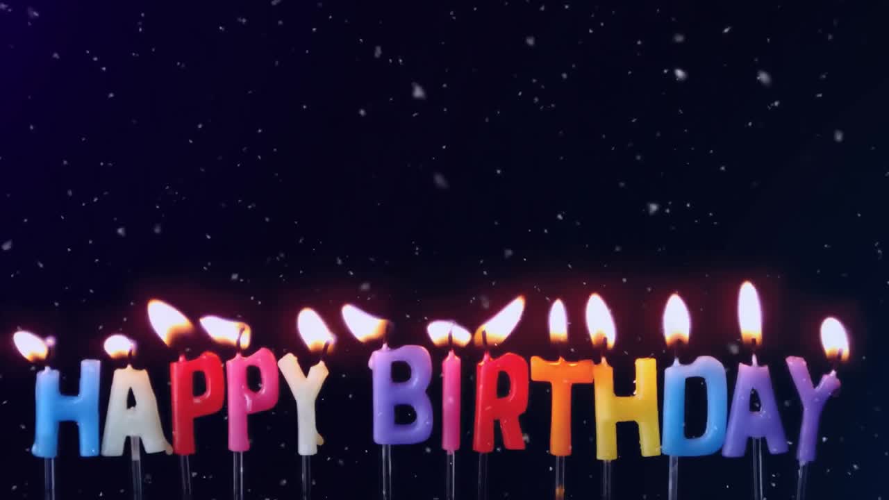 animación de copos de nieve que caen sobre velas encendidas que dicen feliz cumpleaños, en negro