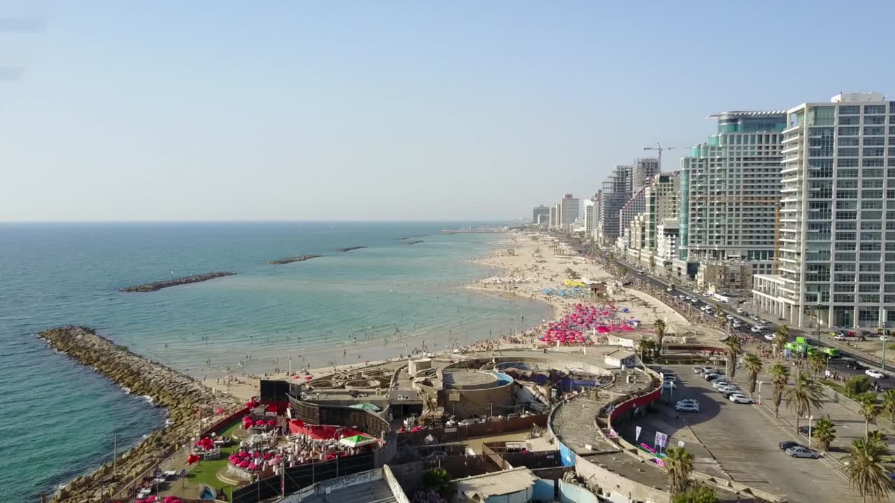 Riprese con drone del lungomare affollato di Tel Aviv, Israele.