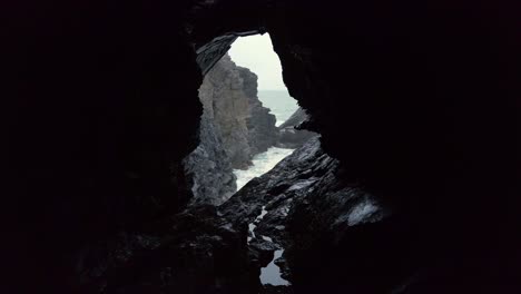 Cornwall-Crantock-Blick-Auf-Raues-Meer-Und-Felsen-Durch-Ein-Höhlenfenster,-Weitwinkelaufnahme