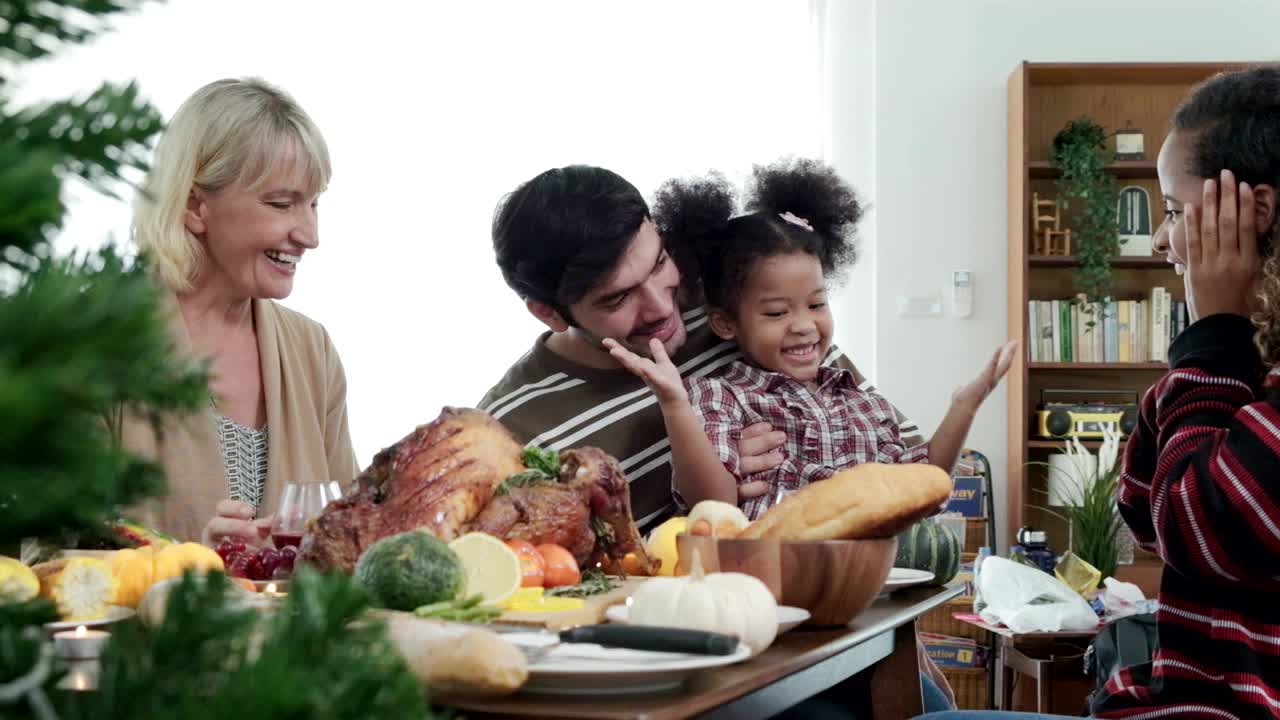 가족 휴일 저녁 식사와 칠면조 절단 추수감사절 축제 전통 가족 저녁 식사 개념