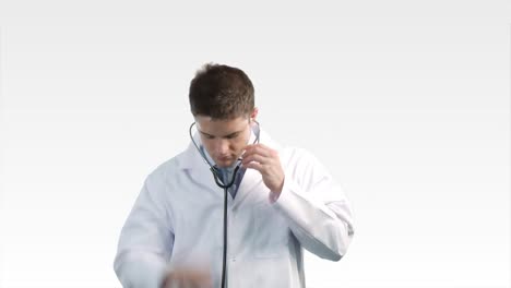 el médico envía un mensaje de texto.