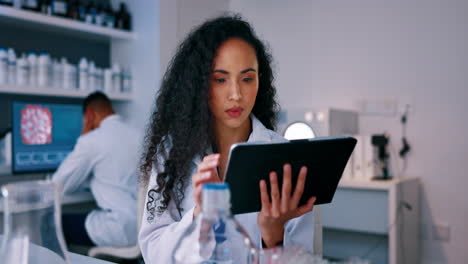 tableta, investigación y mujer científica en el laboratorio
