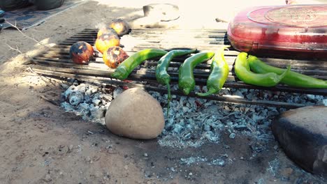 chuletas de cordero a la parrilla asadas sobre brasas en el medio del desierto en un bivouac