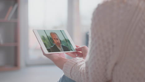 mujer que aprende un idioma extranjero a distancia
