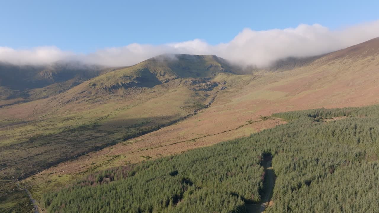 avión no tripulado cinematográfico volar a las montañas de invierno montañas comeragh waterford irlanda