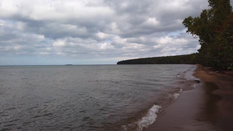 Olas-Tranquilas-En-El-Lago-Superior-Wisconsin,-Orilla-Del-Lago-Nacional-Isla-Apostole