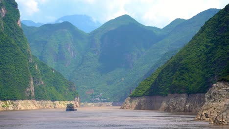Cargo-ship-sailing-through-the-one-of-the-Three-Gorges-on-the-magnificent-Yangtze-River,-China