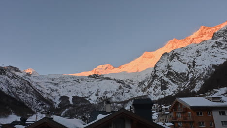 amanecer: lapso de tiempo con color de sol cálido en la cordillera ubicada en los alpes suizos y cielo sin nubes