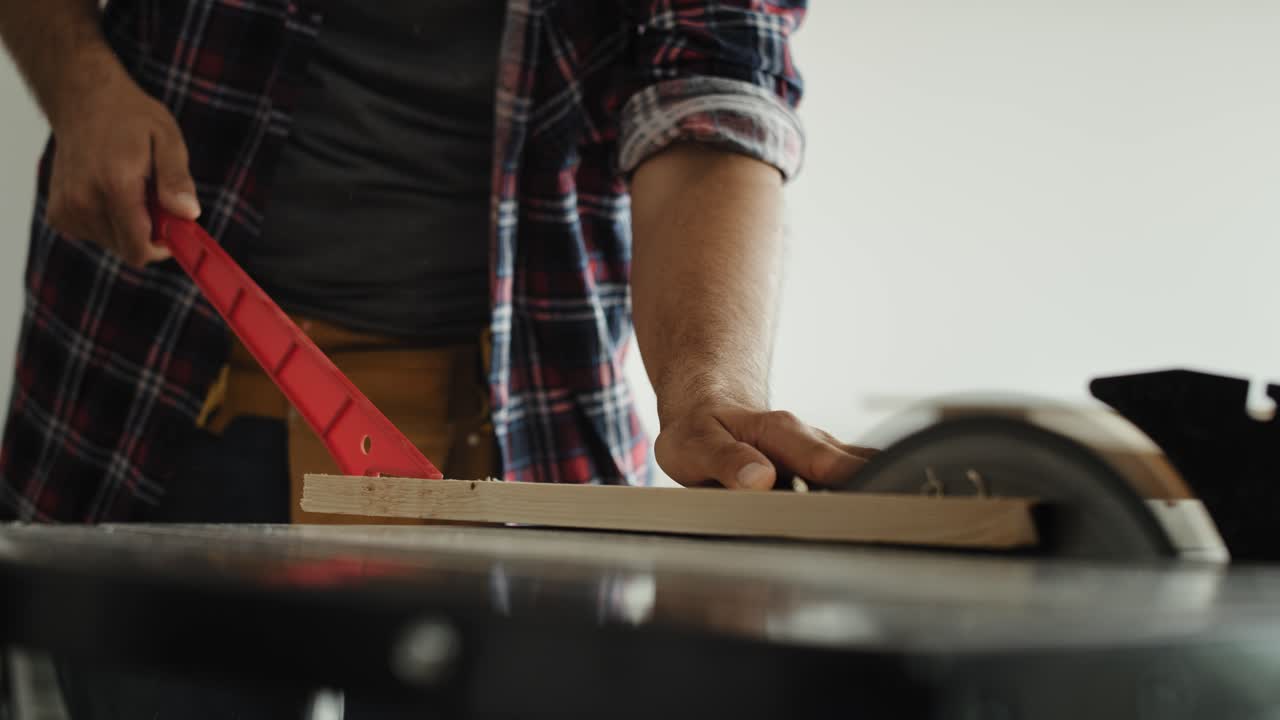 video en primer plano de un carpintero usando una sierra circular