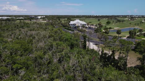 el campo de golf de lemon bay y la comunidad costera en englewood, florida, refugio para jubilados.