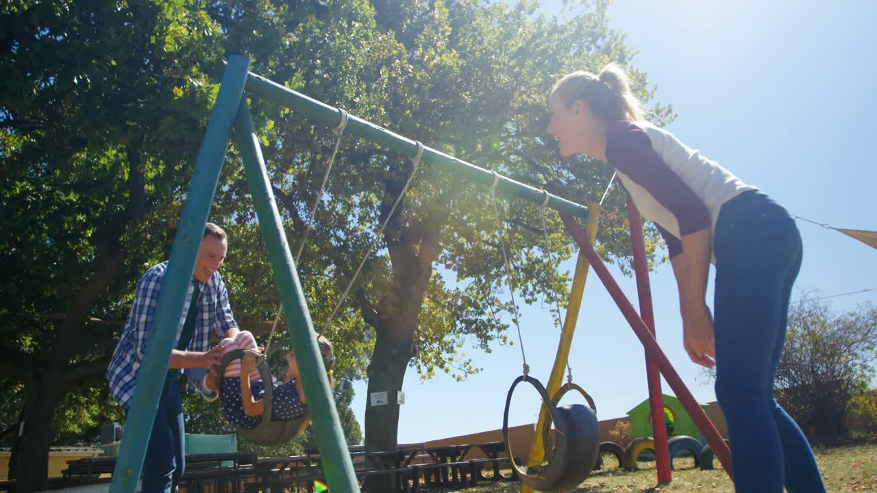 Famiglia che gioca al parco giochi 4k