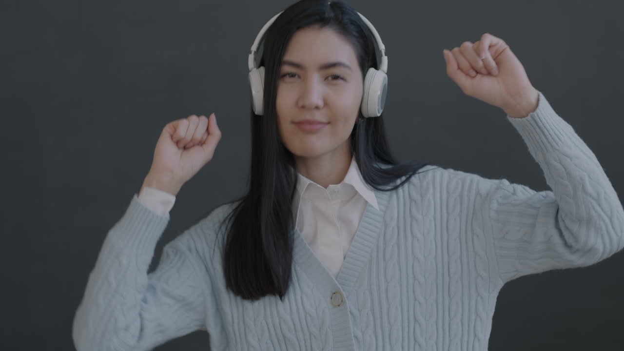 음악에 맞춰 춤을 추는 여자