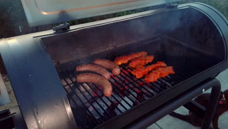 Mirando-Las-Salchichas-Y-El-Pollo-Sate-Recibiendo-El-Calor-Y-El-Humo-De-La-Barbacoa