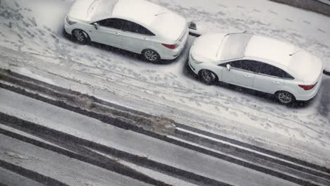 Reihe-Von-Autos-Mit-Schnee-Bedeckt,