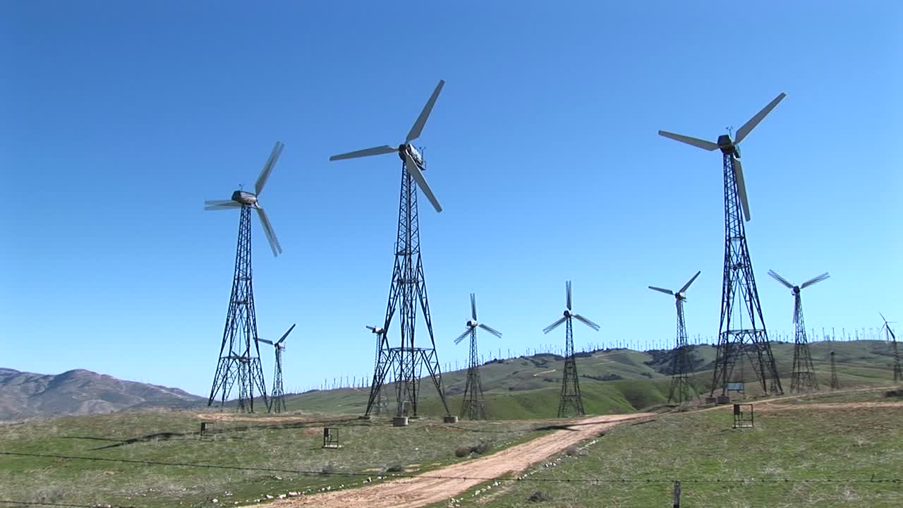 tiro largo de varias turbinas eólicas que generan energía en tehachapi california 2