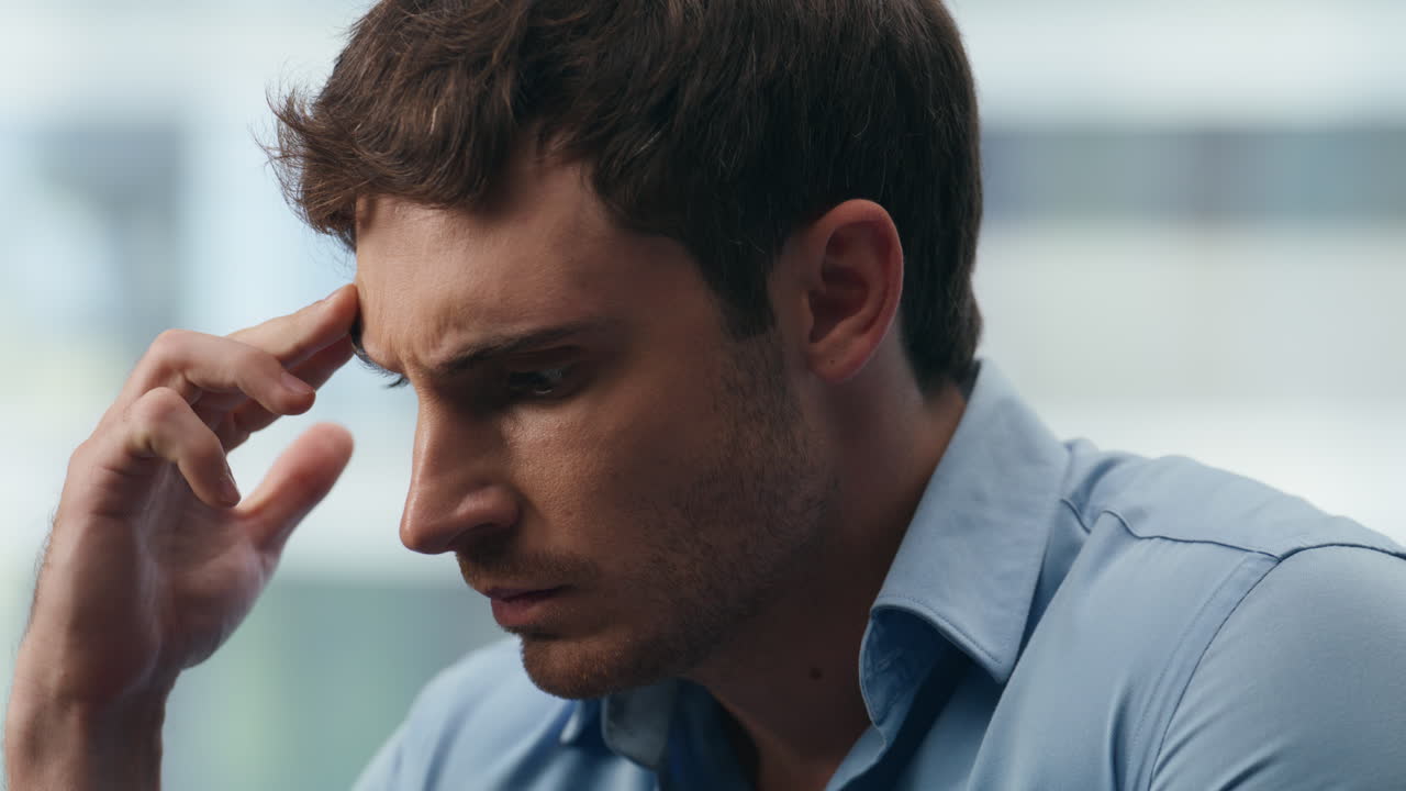 trabajador corporativo estresado analizando datos estadísticos de cerca. hombre contando oficina