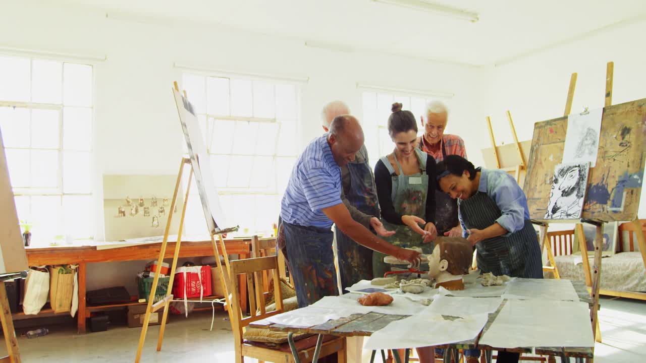 도자기 예술가 들 을 돕는 여자 4k