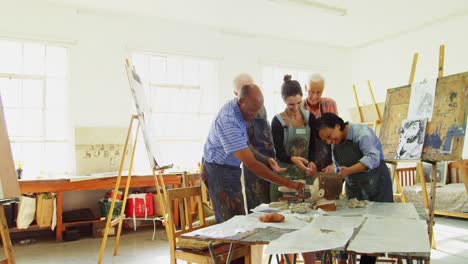 mujer ayudando a los artistas en la cerámica 4k