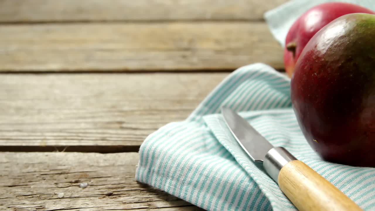 mango con cuchillo en una mesa de madera