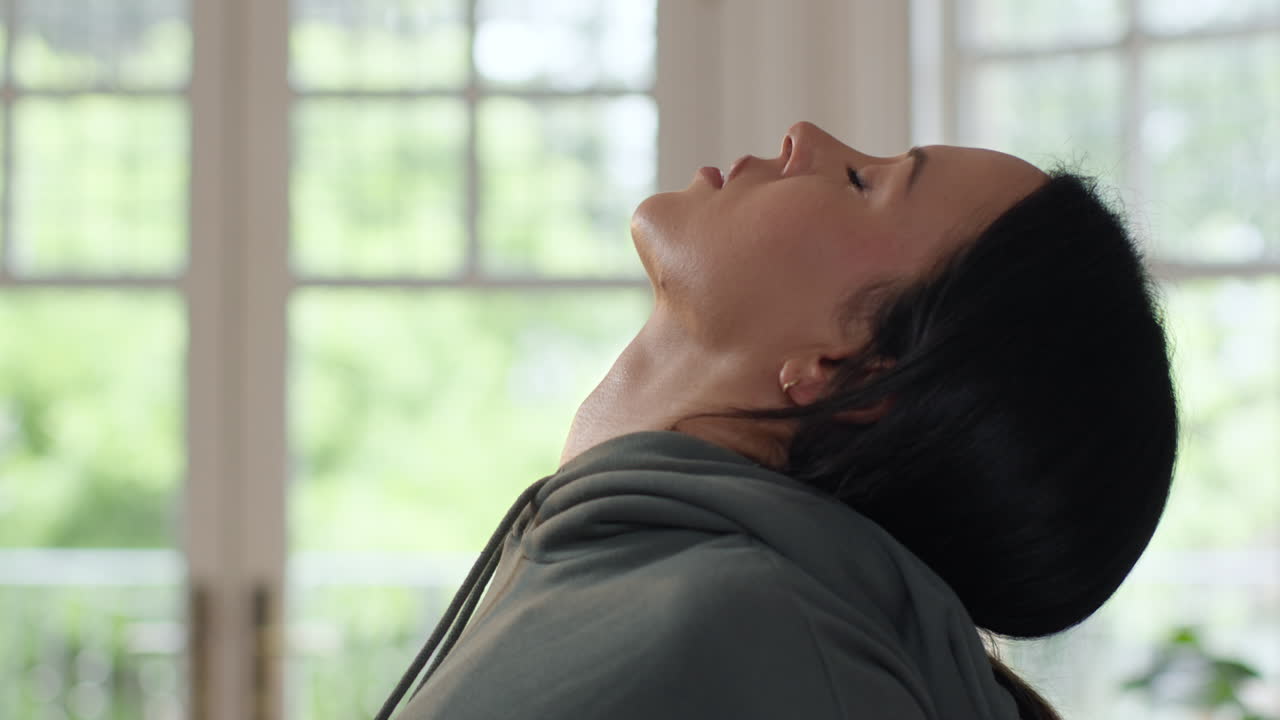 소파에 앉아 생활비 위기와 청구서를 지불하는 것에 대해 걱정하는 불안한 여성의 얼굴에 가까이 가십시오.