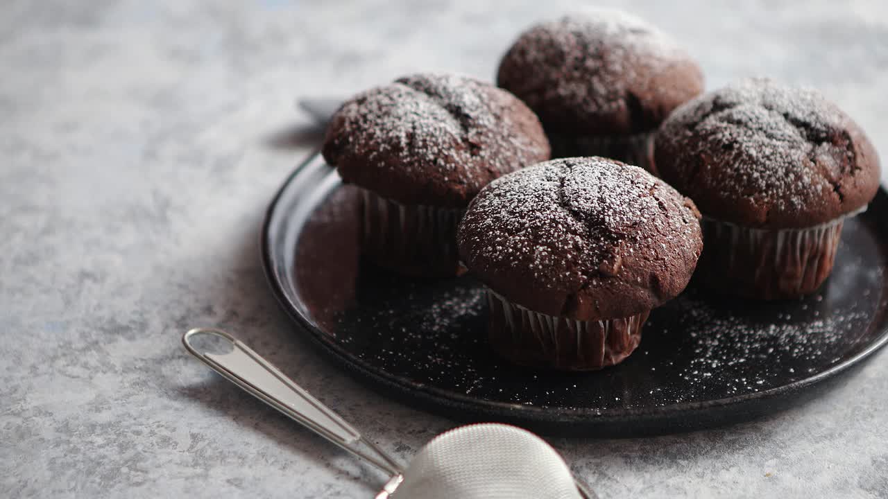 Muffin al cioccolato freschi e gustosi serviti sul piatto