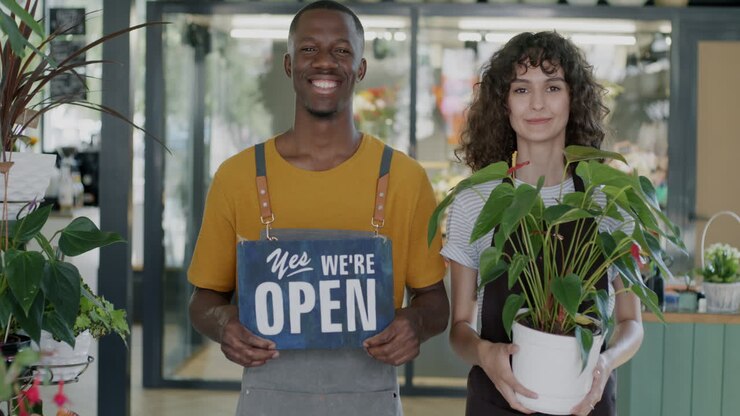 Personale felice in un negozio di fiori