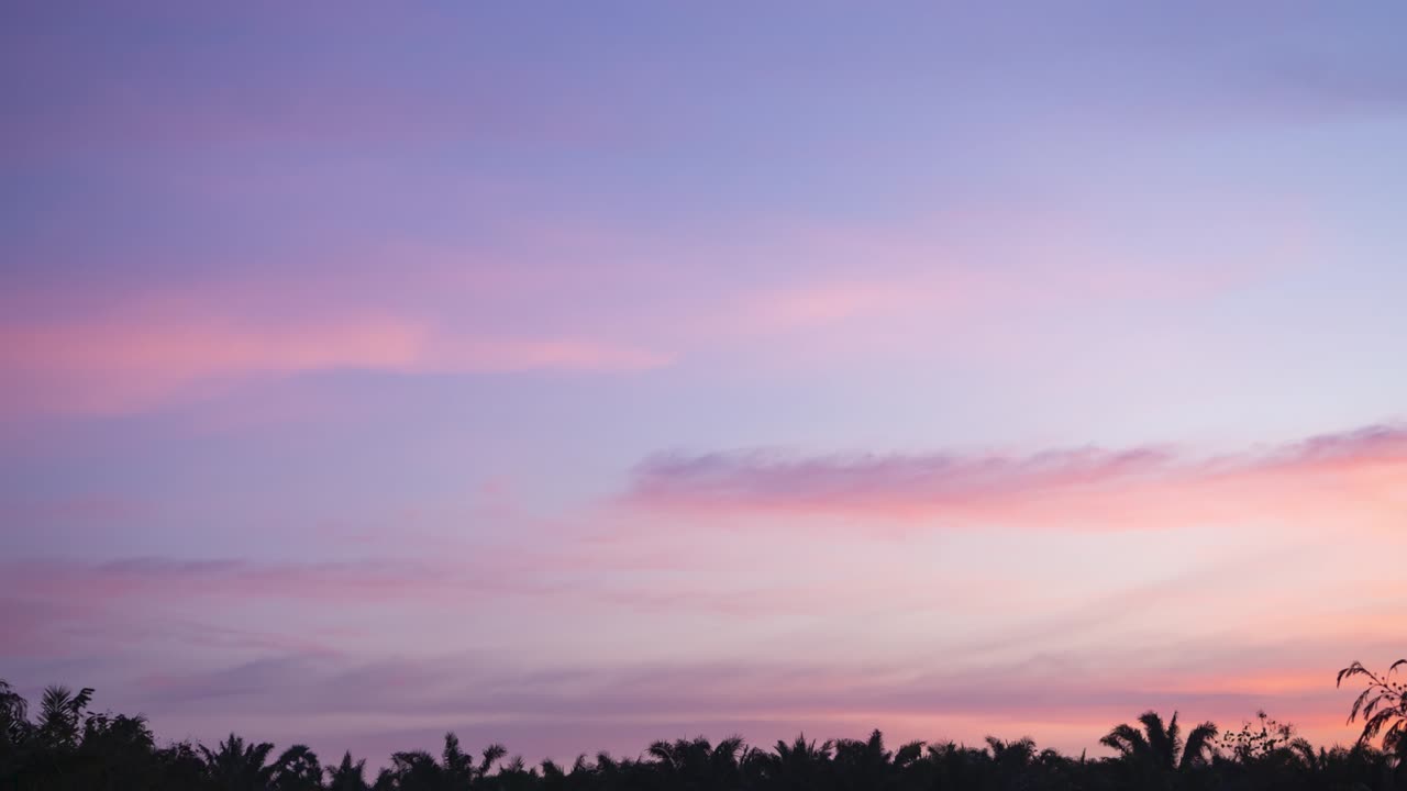 cámara lenta timelapse 4k imágenes románticas colorido atardecer cielo en el mar. puesta de sol, nubes rosadas fluyen en el cielo. majestuoso paisaje de verano. explorar el mundo de la belleza, viajar relajante en vacaciones vacaciones.