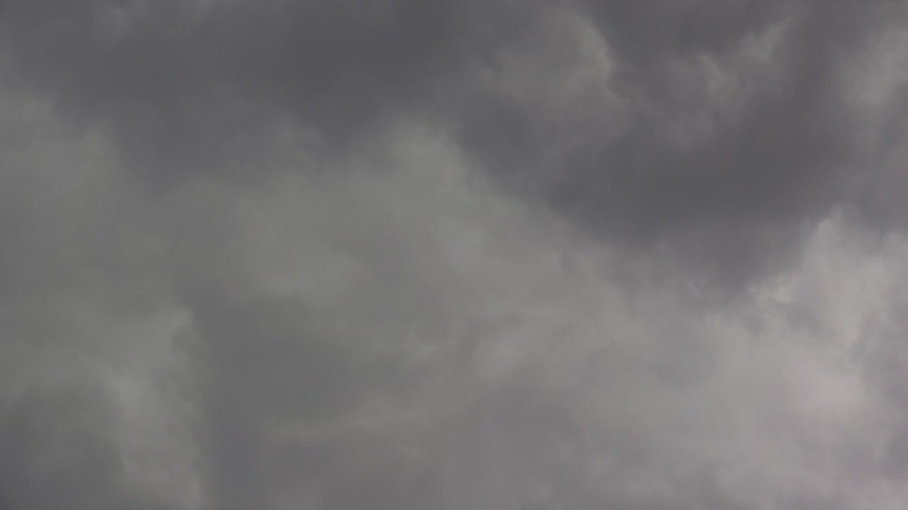 어두운 회색 폭풍우 구름, 타임 스 영상