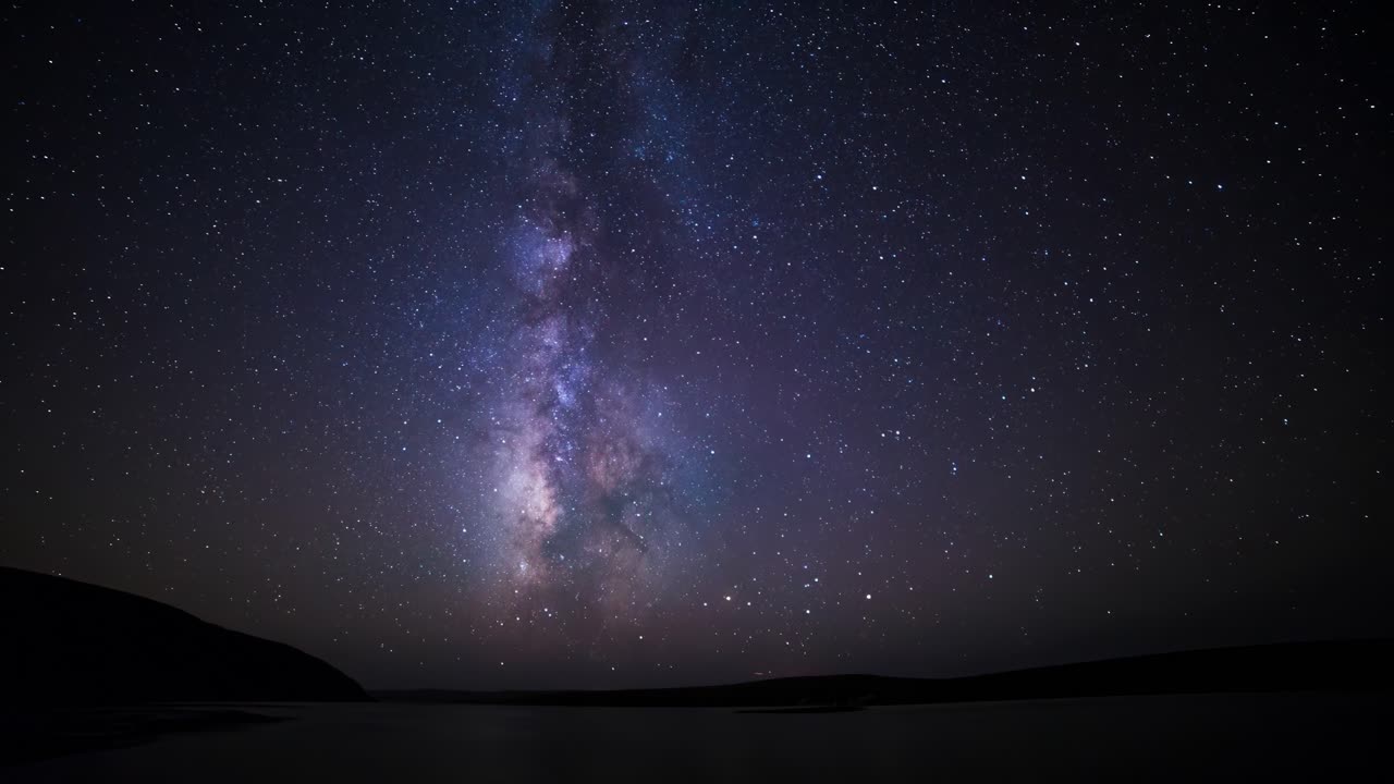 timelapse de la vía láctea sobre un lago