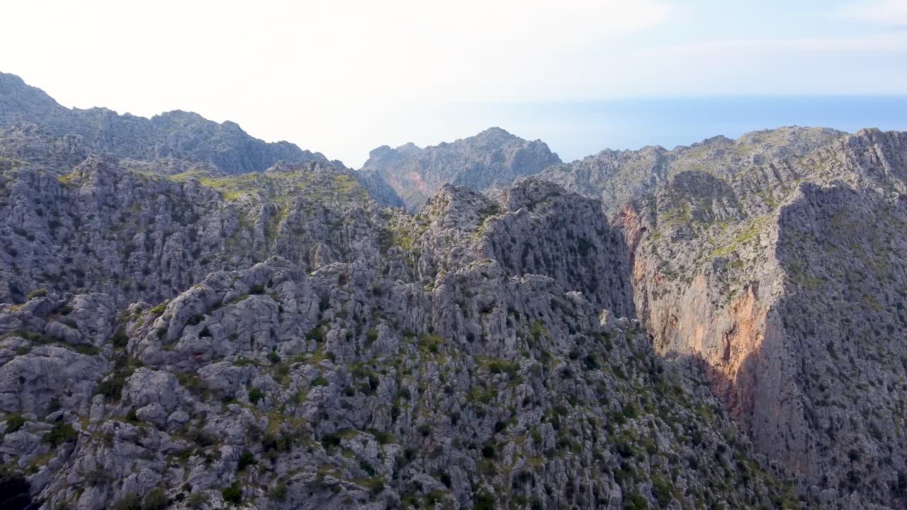 drone volando sobre la sierra de tramuntana, mallorca