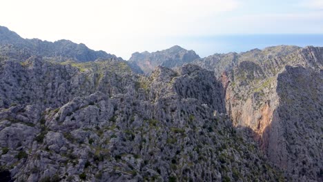 Drohne-Fliegt-über-Das-Tramuntana-gebirge,-Mallorca