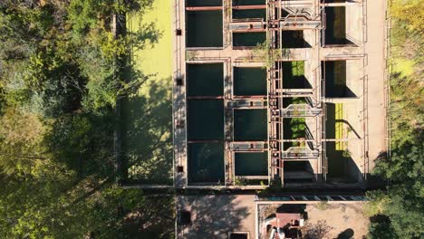 vista de pájaro de una antigua planta de filtración en michigan
