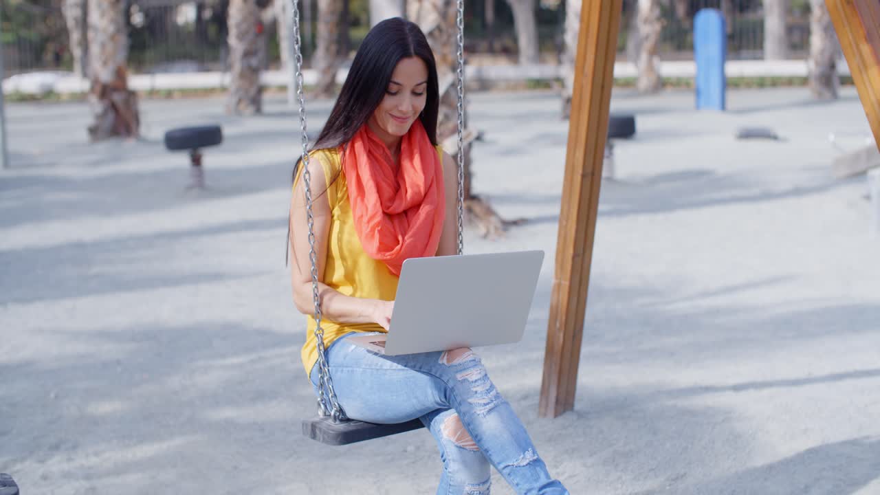 joven estudiante de moda trabajando en un parque urbano