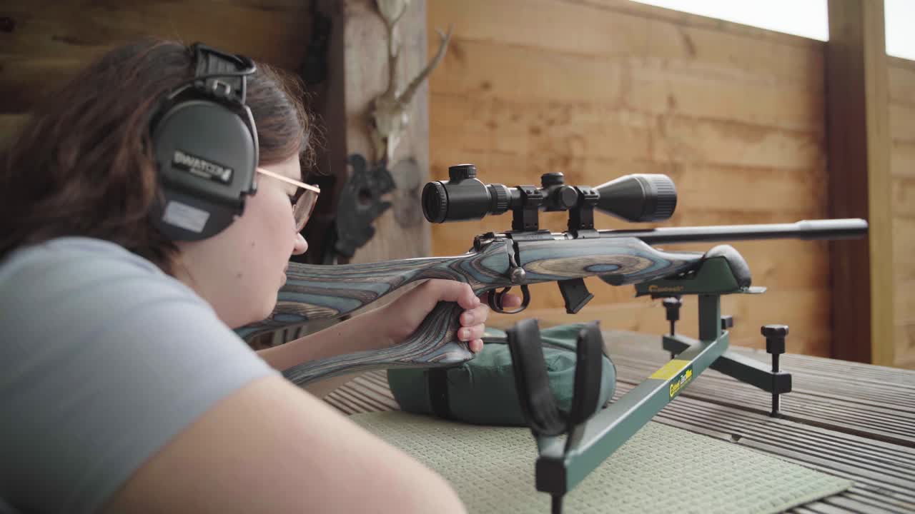 총을  ⁇ 는 위치와  ⁇ 는 위치는 소총을 지 ⁇ 할 수 있을 만큼 단단해야 합니다.