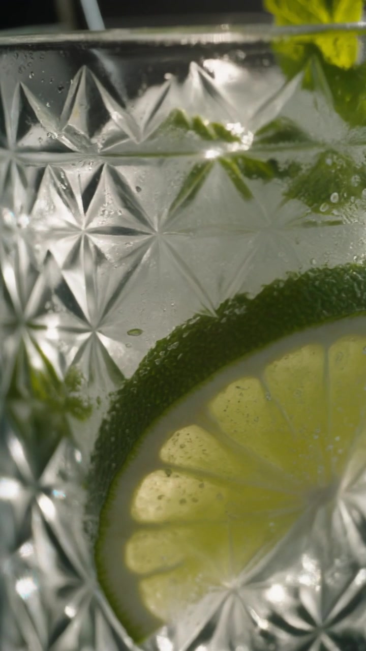 Primo piano di un rinfrescante cocktail Mojito con lime e menta