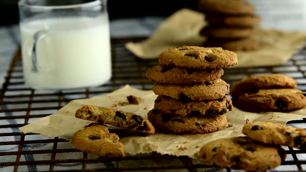 galletas de chocolate y un vaso de leche para el desayuno. 4k primer plano