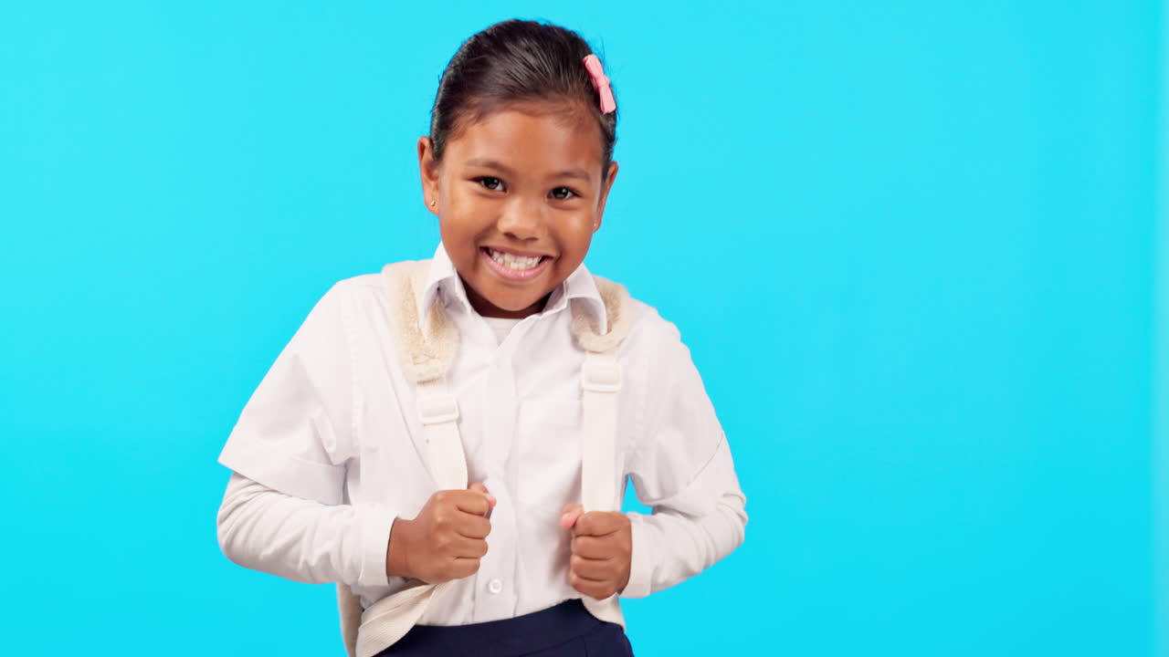 sonrisa, cara y niña en el estudio con mochila