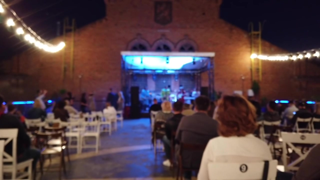 Concerto rock sul tetto dell'edificio di notte. Sfuocato.