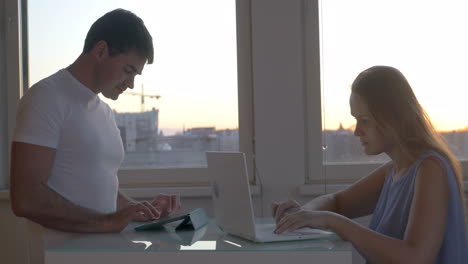 Family-evening-with-pad-and-laptop