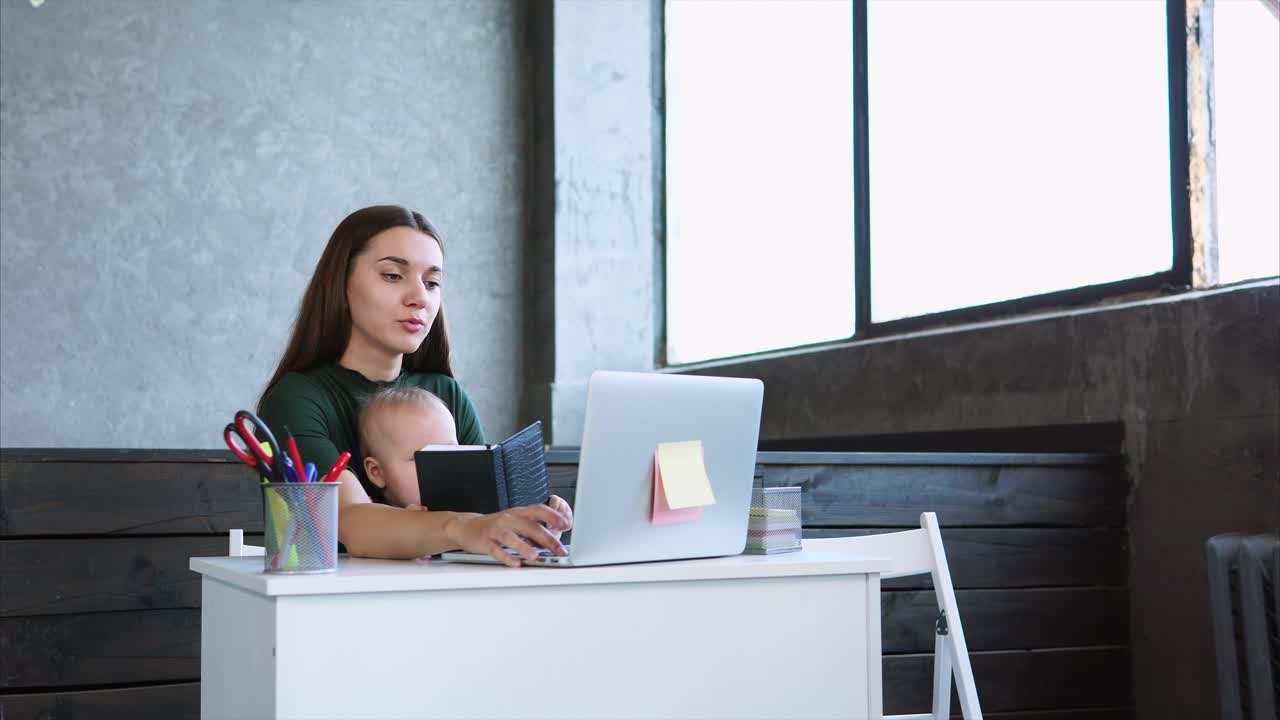 아기 와 함께 일 하는 엄마