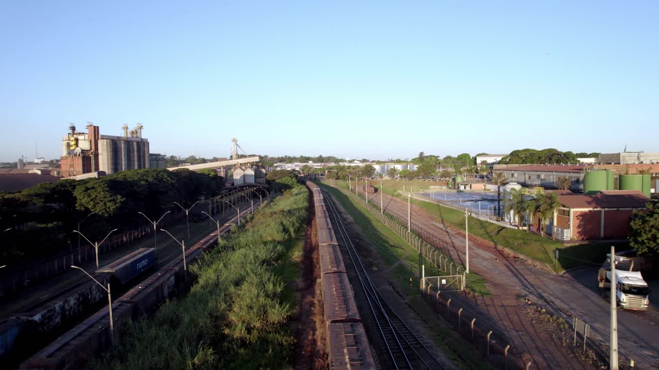 tren de carga en las vías que pasa por el molino de algodón, vista aérea