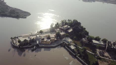 Vista-Aérea-Del-Templo-De-La-Isla-Sadh-Belo-En-El-Río-Indo,-Pakistán