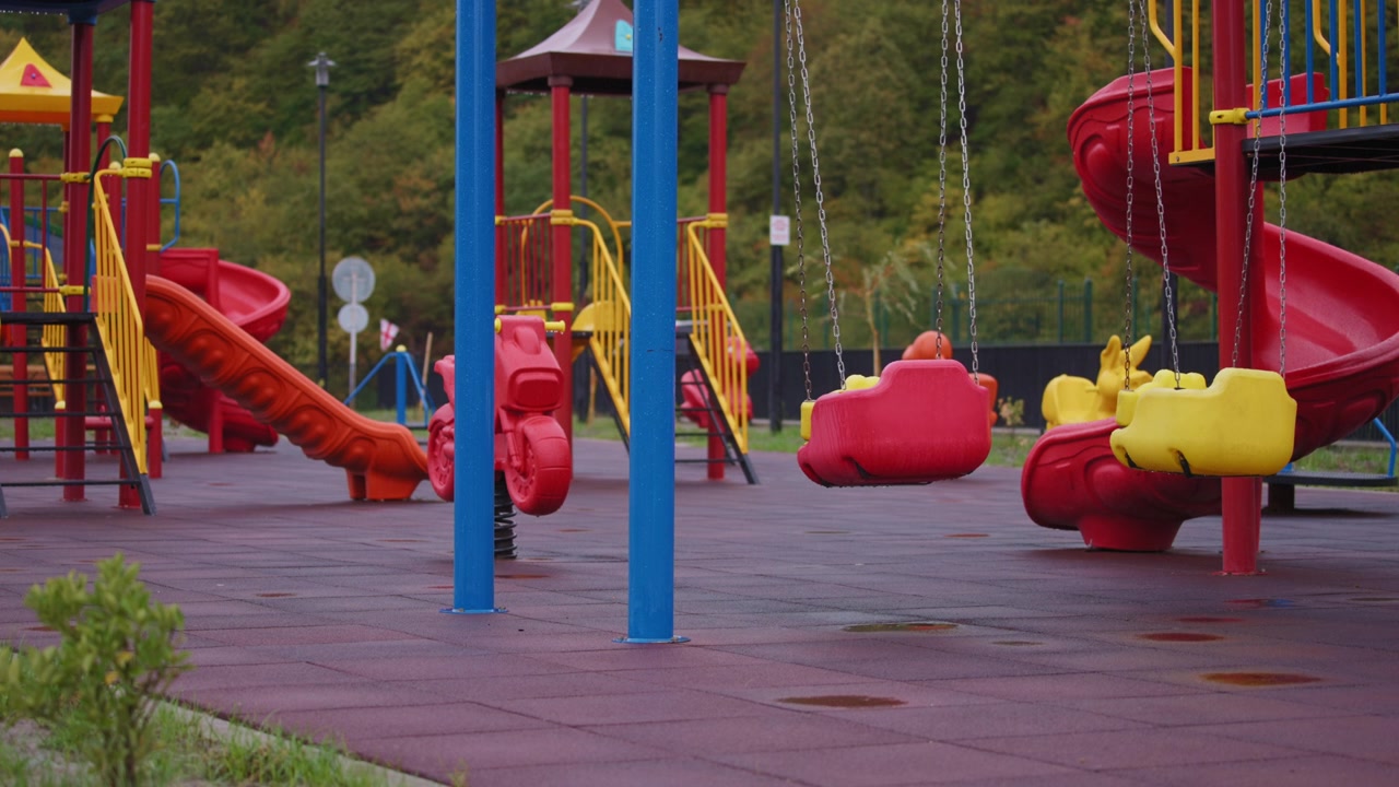 Parco giochi vuoto in una giornata di pioggia.