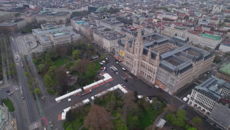 drone volando cerca del ayuntamiento de viena en rathausplatz mostrando detalles arquitectónicos, viena